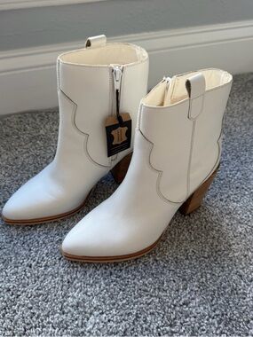 NWT Women's White Leather Western Ankle Boots